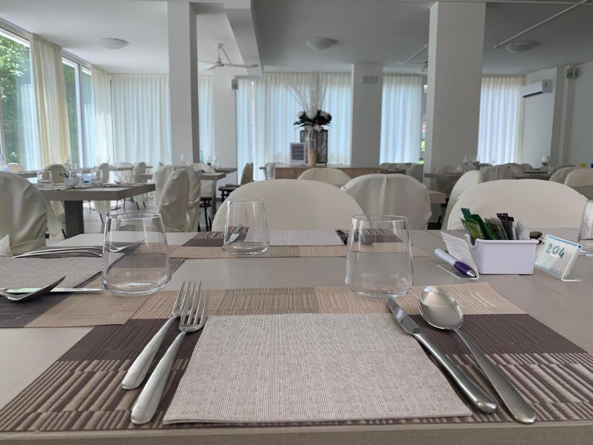 Hotel Carmen Riccione Buitenkant foto